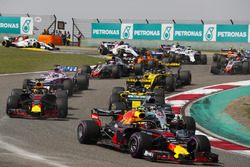 Макс Ферстаппен, Red Bull Racing RB14 Tag Heuer, попереду суперників