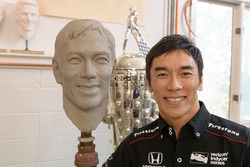 Takuma Sato, busto y trofeo Borg-Warner