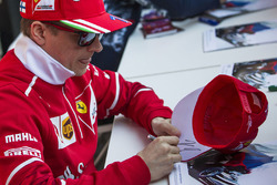 Kimi Raikkonen, Ferrari signs autographs for the fans