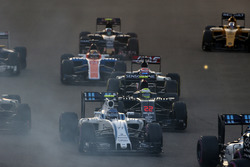 Валттері Боттас, Williams FW38, випереджає Дженсона Баттона, McLaren MP4-31 та Ромена Грожана, Haas