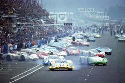 Son gerçek Le Mans startı: Rolf Stommelen, Porsche 917, lider, Vic Elford'ın ve Jo Siffert'ın Porsch