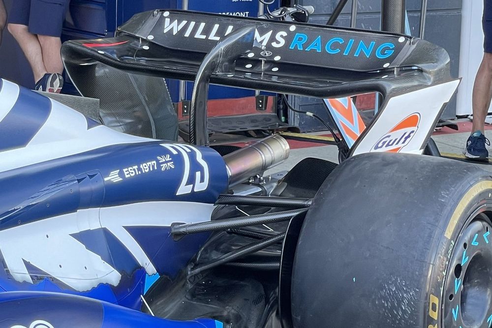Williams FW45 detalle del alerón trasero y el poste del DRS
