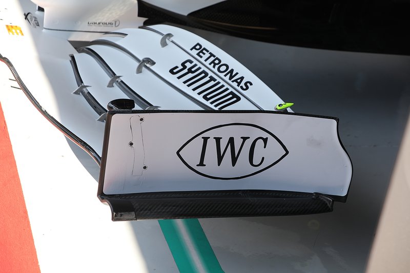 Mercedes W10, dettaglio della paratia laterale con il generatore di vortice in stile Ferrari