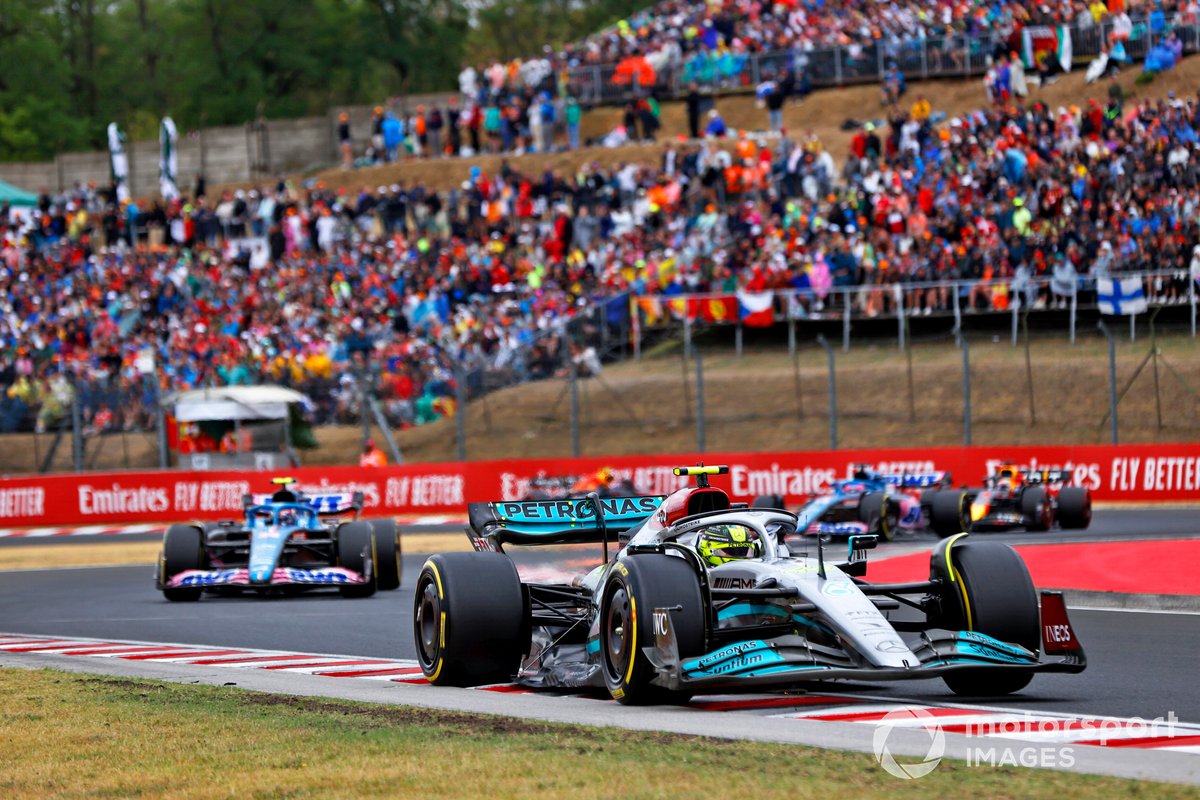 Lewis Hamilton, Mercedes W13, Esteban Ocon, Alpine A522