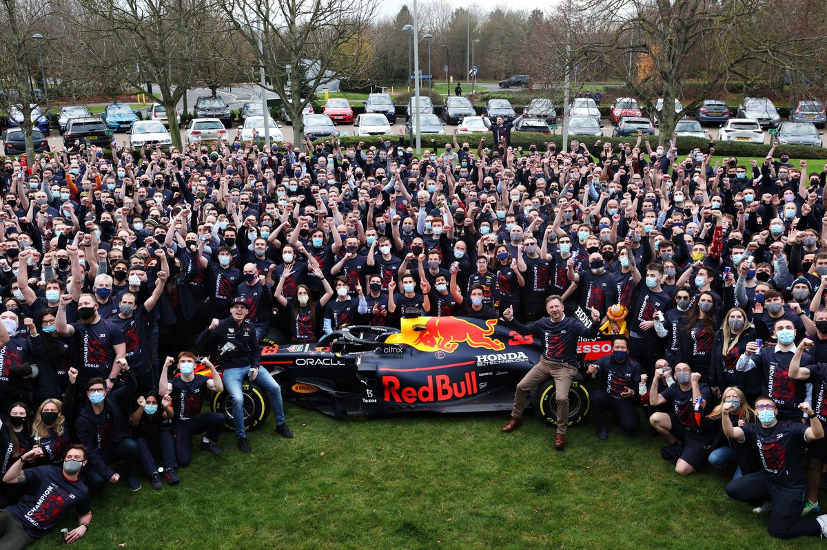 Max Verstappen, Red Bull Racing, Christian Horner, Team Principal, Red Bull Racing bersama seluruh tim