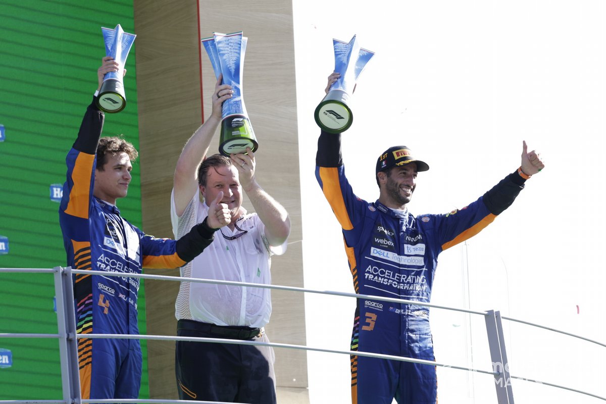 Lando Norris, McLaren, peringkat kedua, Zak Brown, CEO, McLaren Racing, dan Daniel Ricciardo, McLaren, pemenang GP Italia 2021 saat merayakan kesuksesan di podium.