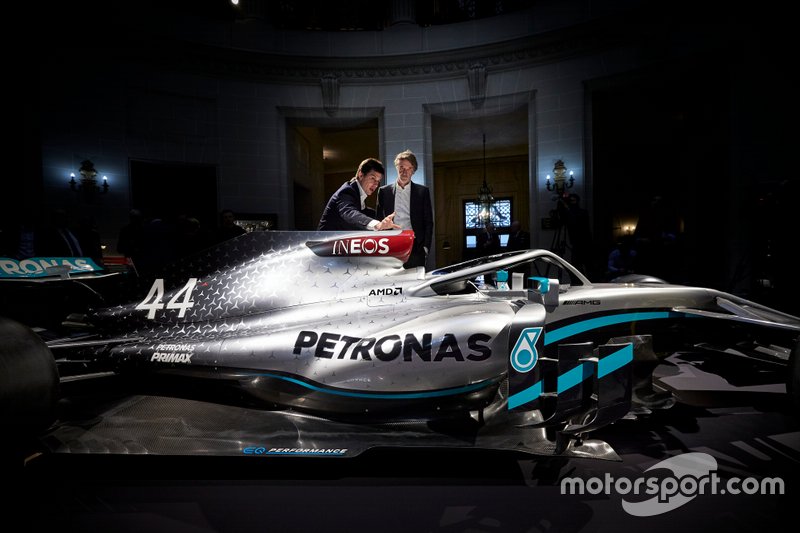 Деньги к деньгам: чемпионская команда Mercedes в межсезонье на зависть середнякам заполучила еще одного крупного спонсора, британский химический концерн INEOS