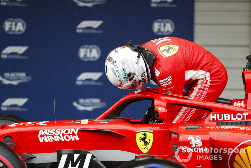 Sebastian Vettel, Ferrari, sort de sa voiture dans le parc fermé