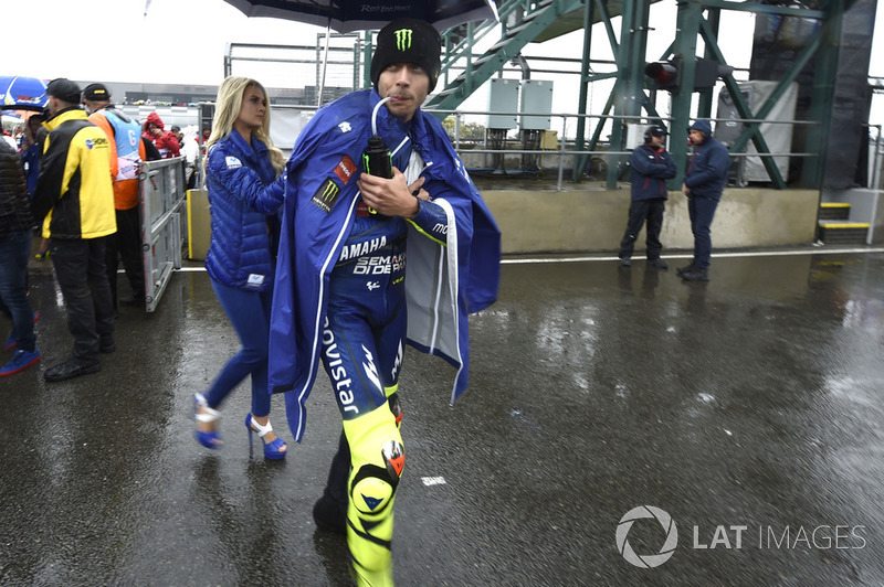 Valentino Rossi quitte la grille de départ