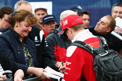 Kimi Raikkonen, Ferrari firma autografi ai tifosi