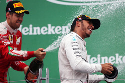Winnaar Lewis Hamilton, Mercedes AMG F1 viert op het podium