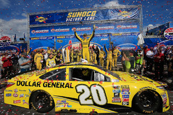 Il vincitore della gara Matt Kenseth, Joe Gibbs Racing Toyota
