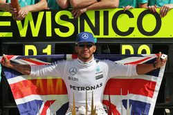 Il vincitore della gara Lewis Hamilton, Mercedes AMG F1 festeggia con il team