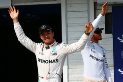 Polesitter Nico Rosberg, Mercedes AMG F1 en tweede Lewis Hamilton, Mercedes Petronas AMG F1 in parc
