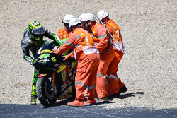 Пол Еспаргаро, Monster Yamaha Tech 3, якому допомогає маршал після аварії