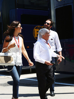Bernie Ecclestone met vrouw Fabiana Flosi, en Matteo Bonciani, FIA persverantwoordelijke