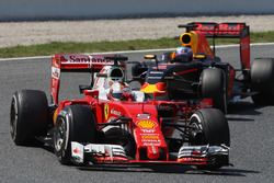 Sebastian Vettel, Ferrari SF16-H, vor Daniel Ricciardo, Red Bull Racing RB12