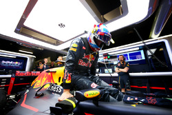 Max Verstappen, Red Bull Racing in de garage