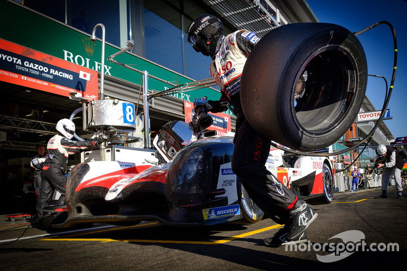 #8 Toyota Gazoo Racing Toyota TS050: Fernando Alonso, en the pit lane