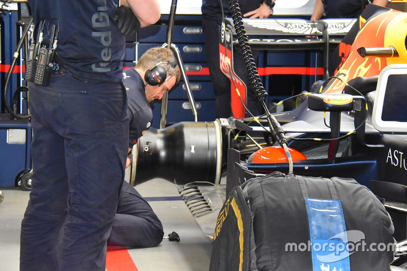 Механік Red Bull Racing, болід Red Bull Racing RB14 Макс Ферстаппен
