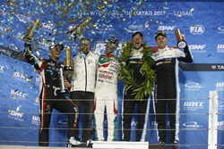 Podio: Campeón del mundo Thed Björk, Polestar Cyan Racing, Volvo S60 Polestar TC1, ganador de la car