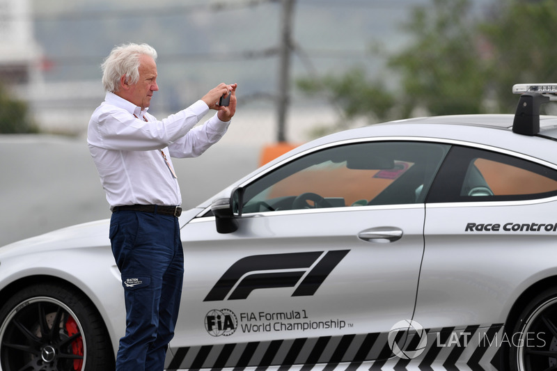 Charlie Whiting, Delegato FIA, osserva la scena dell'incidente di Brendon Hartley, Scuderia Toro Rosso STR13 nelle FP3