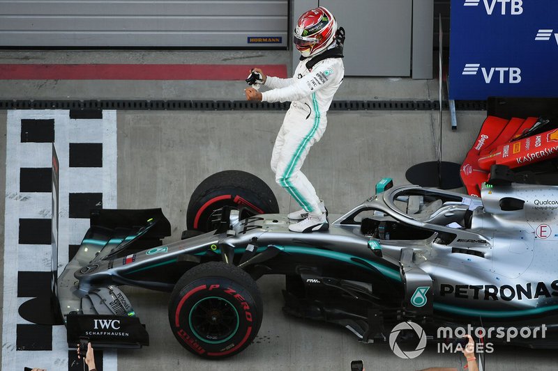 Ganador de la carrera Lewis Hamilton, Mercedes AMG F1 W10, celebra en Parc Ferme