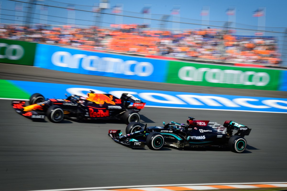 Max Verstappen, Red Bull Racing RB16B, Lewis Hamilton, Mercedes W12, dalam F1 GP Belanda 2021