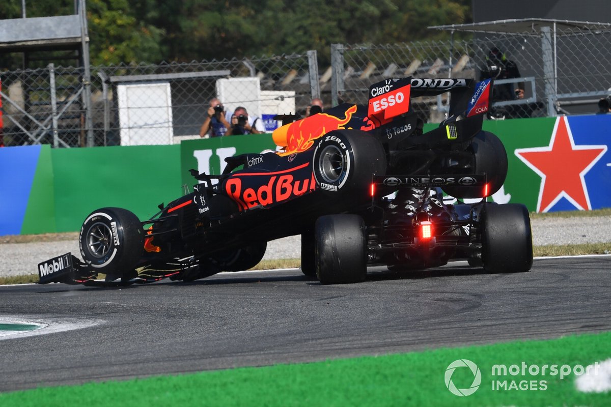 Max Verstappen, Red Bull Racing RB16B, dan Lewis Hamilton, Mercedes W12, mengalami kecelakaan di lomba GP Italia, Minggu (12/9/2021) lalu.
