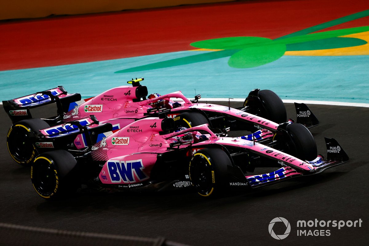 Fernando Alonso, Alpine A522, saat duel dengan Esteban Ocon, Alpine A522