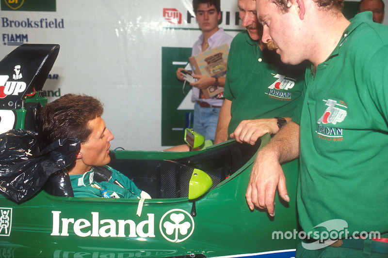 Michael Schumacher completa una prueba de asiento en el Ford Jordan 191 para su debut.