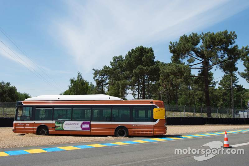 20. Un autobús público atrapado en la curva de Mulsanne