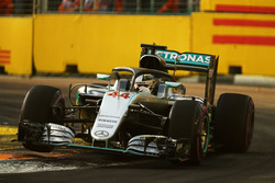 Lewis Hamilton, Mercedes AMG F1 W07 Hybrid, con il dispositivo Halo