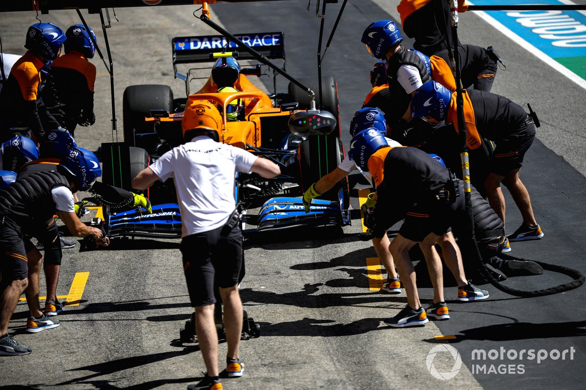 Lando Norris, McLaren MCL35M, maakt een pitstop