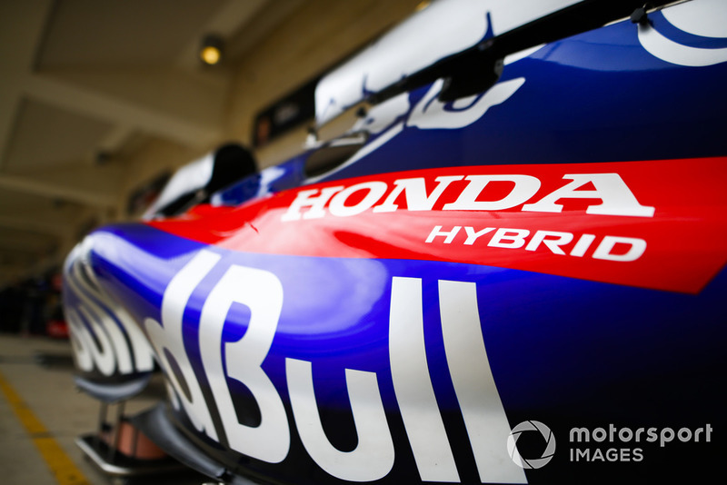 Un logo Honda Hybrid sur la Scuderia Toro Rosso STR13