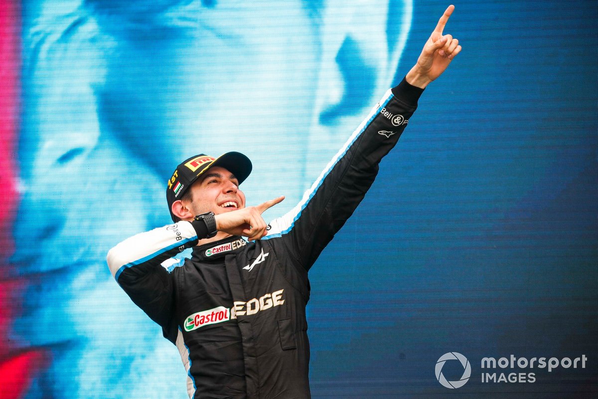 Esteban Ocon, Alpine F1, celebra su victoria en el podio.
