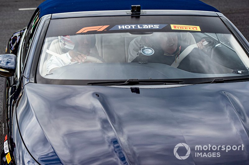 Lewis Hamilton, Mercedes AMG F1 con Sir Frank Wiliams de copiloto