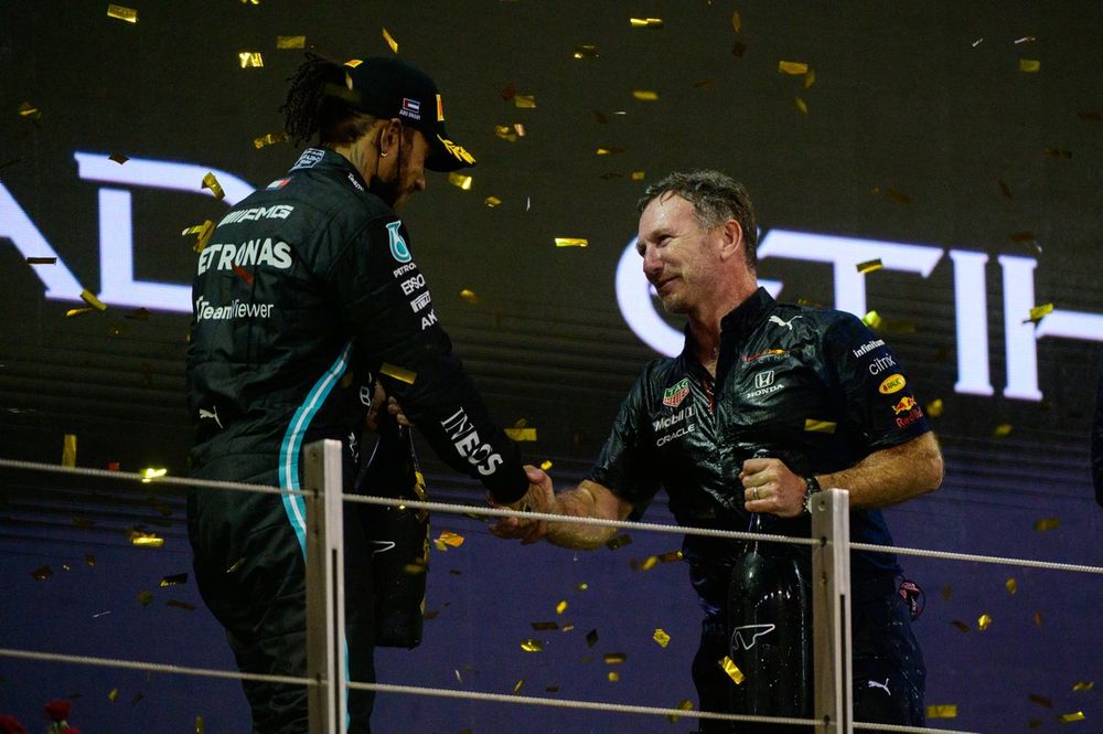 Christian Horner saluda a Lewis Hamilton en el podio del GP de Abu Dhabi 2021.