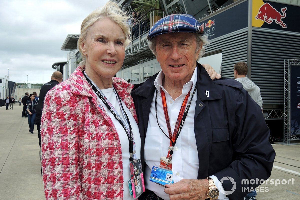 Legenda Formula 1 (F1) Sir Jackie Stewart bersama istrinya, Helen Stewart dalam GP Inggris 2016 di Sirkuit Silverstone.