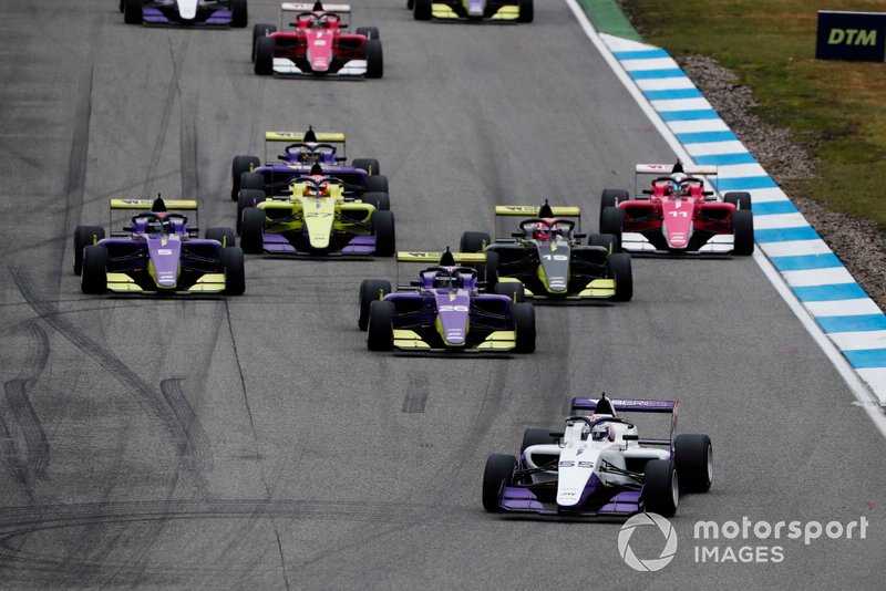 Jamie Chadwick en tête au départ de la course