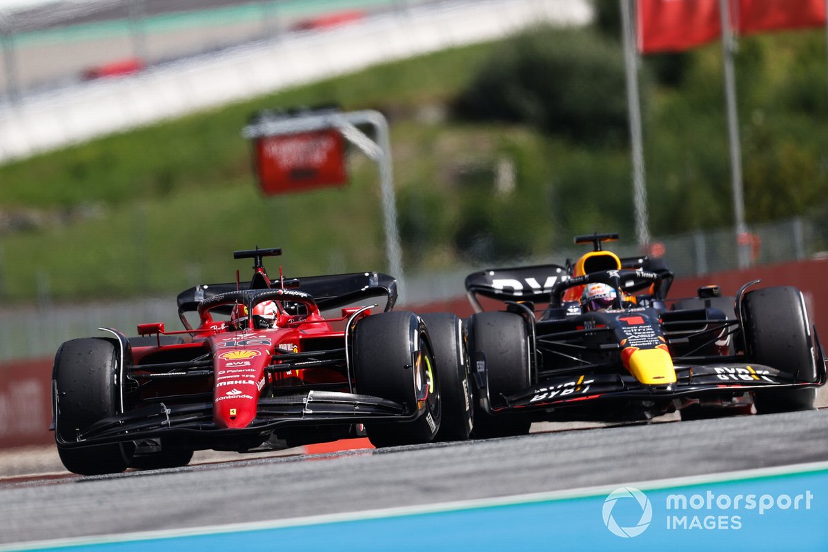 Charles Leclerc compitiendo en pista con Max Verstappen