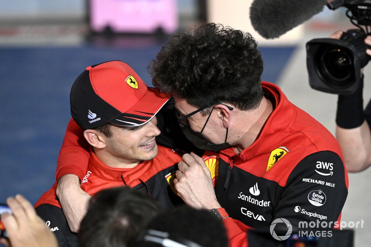 Charles Leclerc celebra el éxito en Bahréin con Mattia Binotto