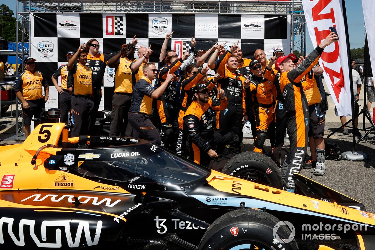Ganador Patricio O'Ward, Arrow McLaren SP Chevrolet se toma una selfie con el equipo
