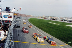 Jeff Gordon siegt vor seinen Teamkollegen Terry Labonte und Ricky Craven
