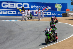 Il vincitore della gara Jonathan Rea, Kawasaki Racing Team festeggia dopo la gara