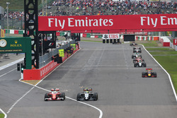 Sebastian Vettel, Ferrari SF16-H e Sergio Perez, Sahara Force India F1 VJM09 lottano per la posizion