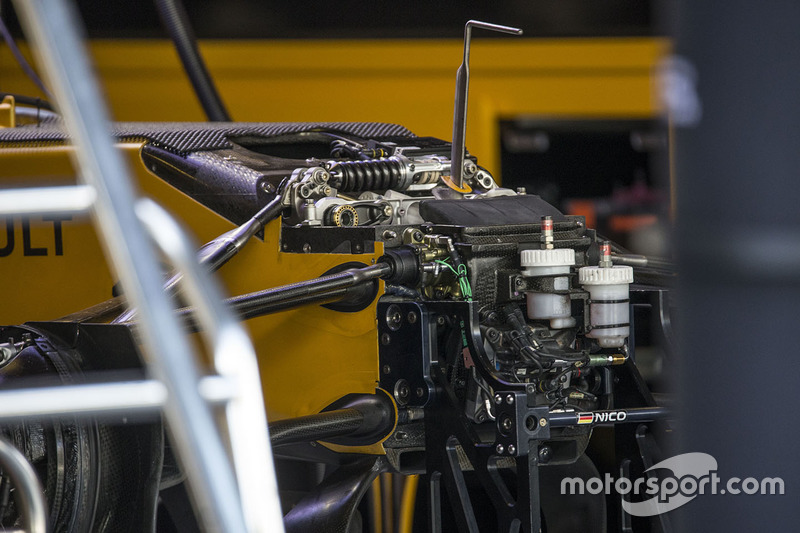 Renault Sport F1 Team RS17 ön süspansiyon ve şasi detay