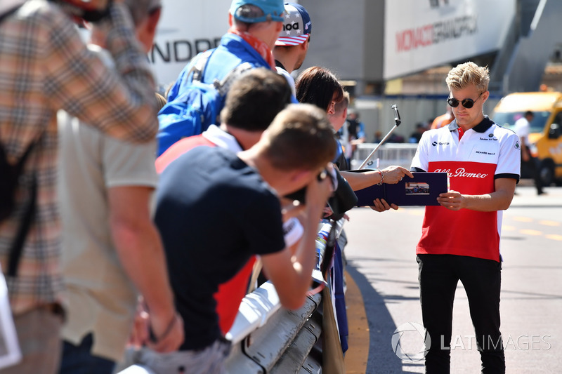 Marcus Ericsson, Sauber, firma autografi ai tifosi