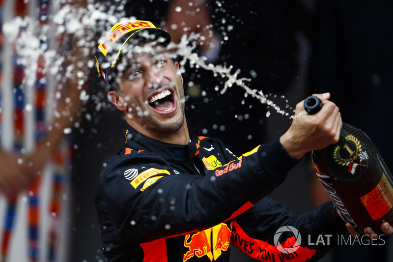 Podio: ganador de la carrera Daniel Ricciardo, Red Bull Racing