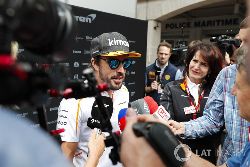 Fernando Alonso, McLaren, con los medios